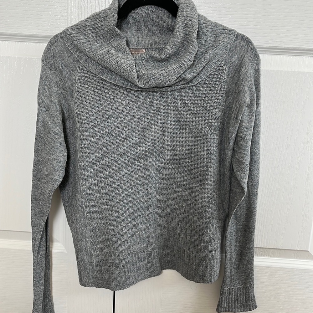 Forever 21 turtle neck grey knitted sweater. Used but in good condition. Size: S